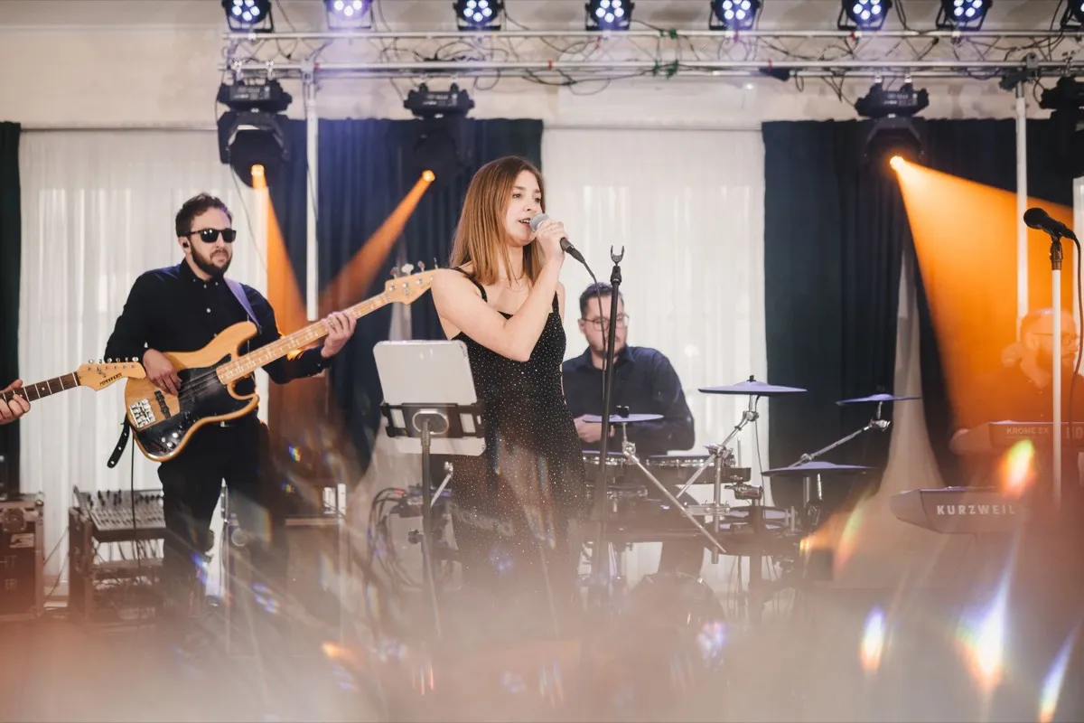 DJ czy zespół – co wybrać na wesele? Porównanie, które pomoże Wam zdecydować.
